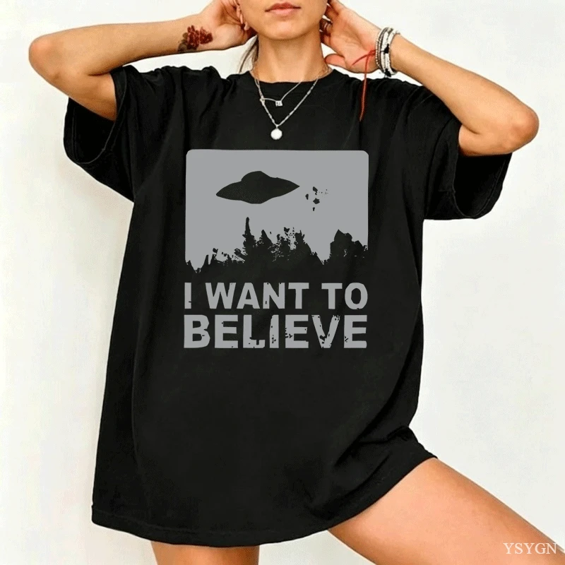 Vintage Fashion Quotes - 「信じたい」ヴィンテージUFOフォレスト柄Tシャツ。レディース、メンズ。レトロな宇宙人モチーフと宇宙に関する名言をプリントした、カジュアルな半袖コットン素材のトップス。