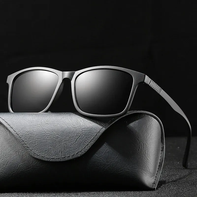 Vintage Fashion Enthusiasts - クラシックなデザインのメンズサングラス。ファッション性の高いヴィンテージスクエア型で、超軽量TR90フレームを使用。運転や釣りなど、様々なシーンで活躍するサングラス。UV400カット機能付き。女性にもおすすめ。