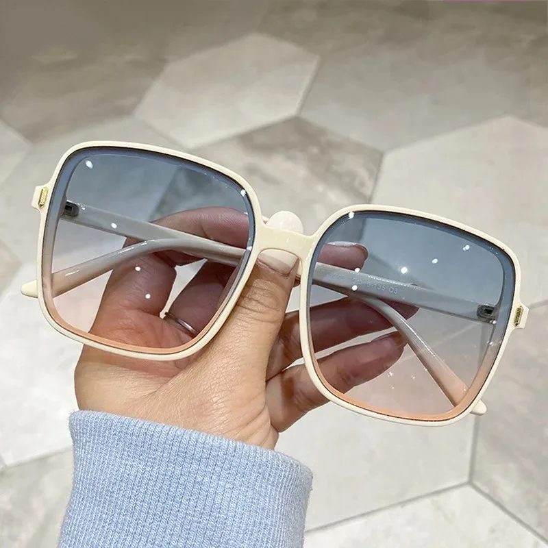 Vintage Outdoor Fashion - ヴィンテージ風、大きめのスクエア型サングラス。女性向け、グラデーションレンズ、アウトドアに最適。レトロで高級感のあるブランドデザイン。